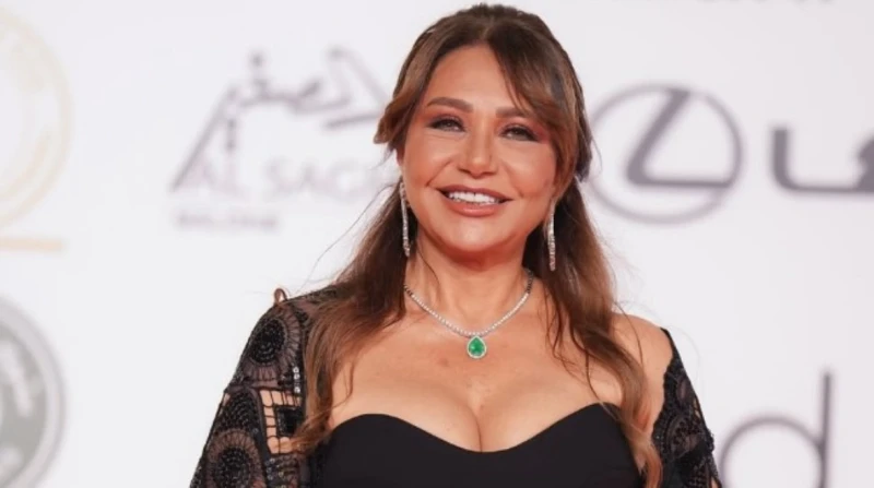 ليلى علوي وسلمى أبو ضيف، نجمات الفن بفساتين مميزة في حفل ختام مهرجان القاهرة السينمائي