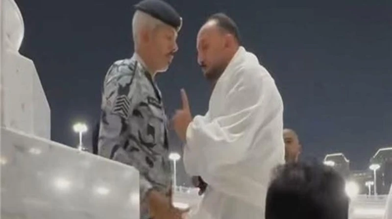 تجاوز غير مقبول، مشادة داخل الحرم المكي تُشعل مواقع التواصل رغم رد الأمن السعودي