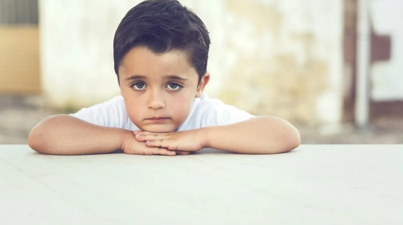 "ابتسم للآخرين"، 6 أسرار تساعد ابنك على التخلص من الخجل