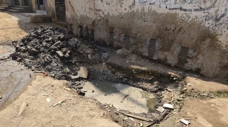 "الأرض بتنهار تحت بيوتنا"، أهالي الطرفاية بالبدرشين: تسريب المياه يحاصرنا ويعرقل حياتنا