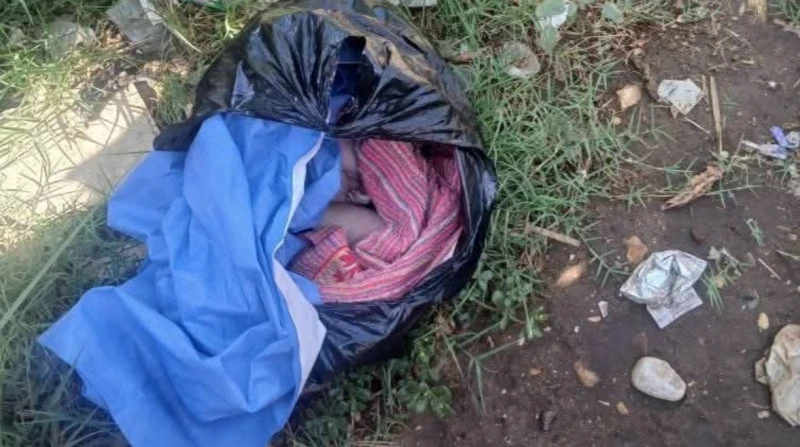 داخل كيس بلاستيك، سيدة تعثر على صغيرة متوفاة أمام باب شقتها ببولاق