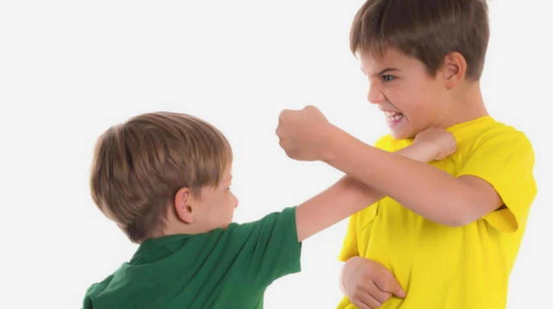 4 خطوات عليك اتباعها إذا تعرض طفلك للتعنيف والتنمر داخل المدرسة