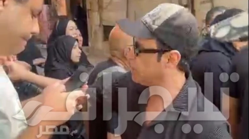 بيوزع مياه على روحه، سعد الصغير يخطف الأنظار خلال جنازة السيناريست أحمد عبد الله