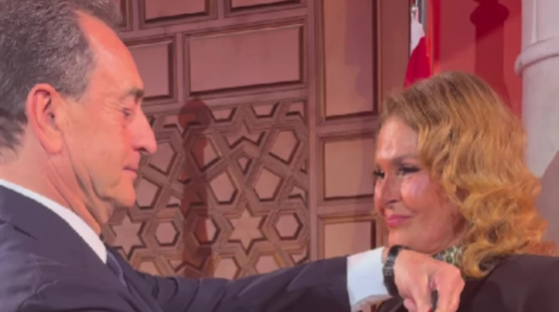 وضعه نابليون ونالته فيروز، سفير فرنسا يكرم يسرا بوسام فارس جوقة الشرف