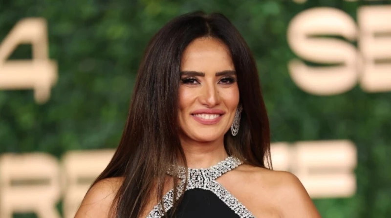 نجاح "ورد وشيكولاتة" يؤجل حسم زينة لإطلالتها الرمضانية 2026.. أي العروض نال إعجابها؟ (خاص)