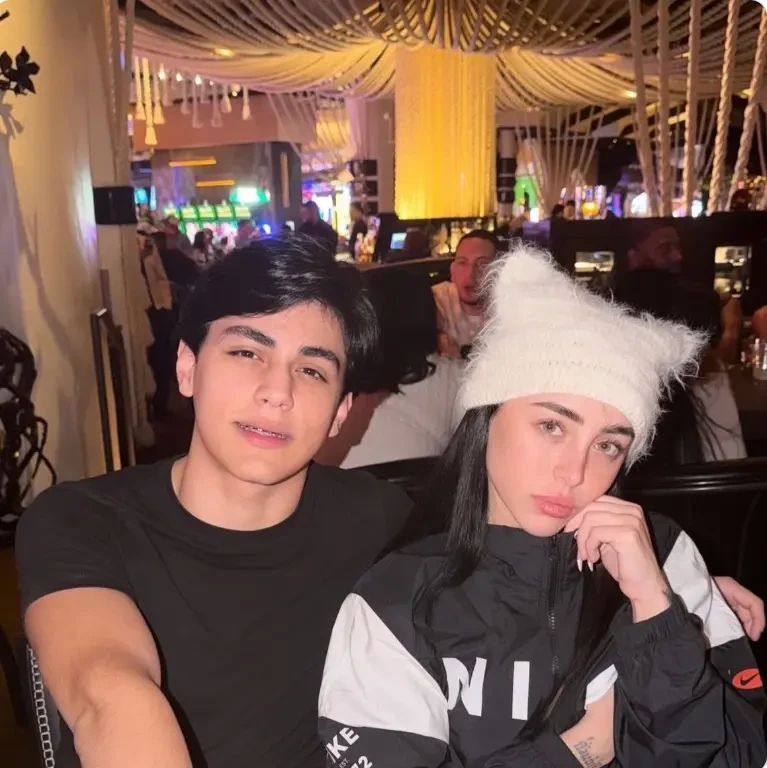 الواد يامال مصدوم.. نيكي نيكول في حضن مغني مكسيكي