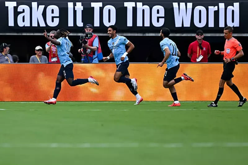 السيتي يفقد مرموش وآيت نوري في 7 مباريات بسبب الكان