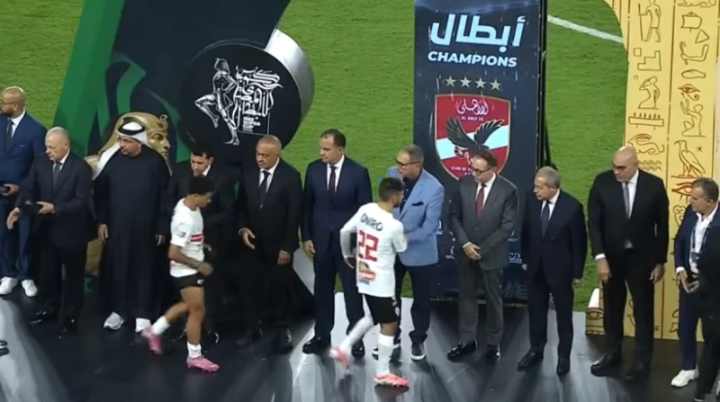 زيزو ليس الوحيد، لاعب الزمالك تجاهل مصافحة الوزير ومسؤولي منصة التتويج (فيديو)