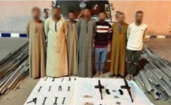 سقوط حرامية القطع الحديدية الخاصة بأبراج الكهرباء بأسيوط