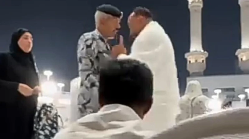 هدد بمقاضاة المسيئين له، المعتمر المصري المعتَدى عليه في بث مباشر: أوقفوا المهزلة