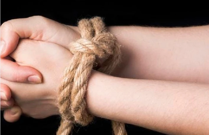 في زمن العجايب : المديرة خطفت موظفة