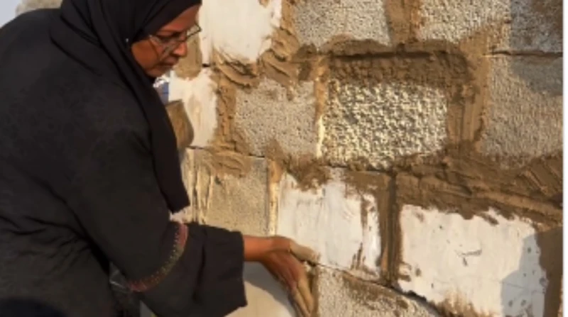 "من رحم الدمار"، سيدة غزاوية تبتكر حيلة لتقي أطفالها برد الشتاء (فيديو)