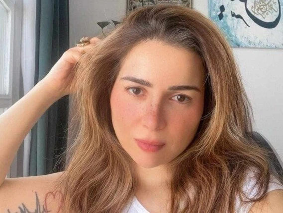 مي عز الدين تتصدر الترند من جديد بفستان زفاف يستخدم تقنيات الذكاء الاصطناعي