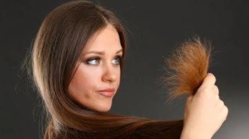 4 أخطاء شائعة تدمر أطراف الشعر، إليك السبب الحقيقي للتقصف