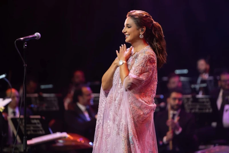 أنغام تشعل الكويت بحفل طربي… والجمهور «يدندن ويشعل منصات التواصل»