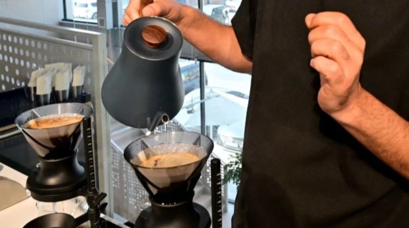 وصفوه بـ"قطعة من التاريخ"، دبي تحطم الرقم القياسي لأغلى كوب قهوة في العالم