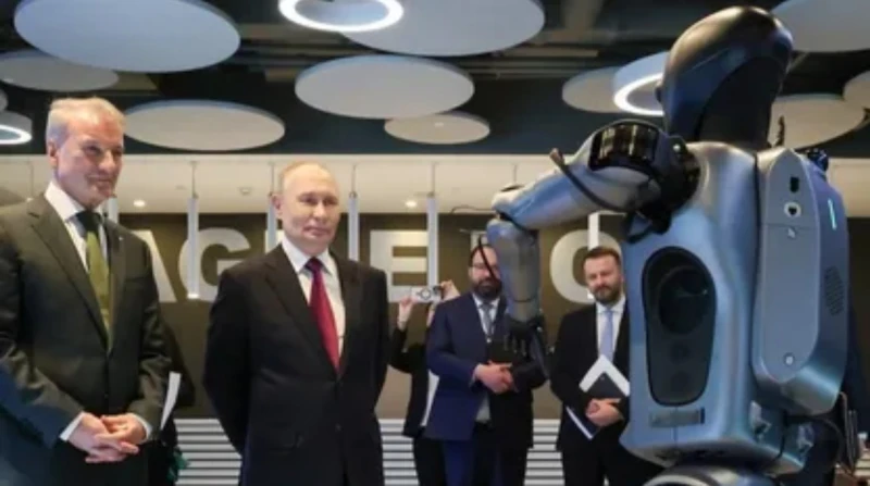 روبوت روسي يرقص أمام بوتين بعد أيام من سقوط آخر (فيديو)