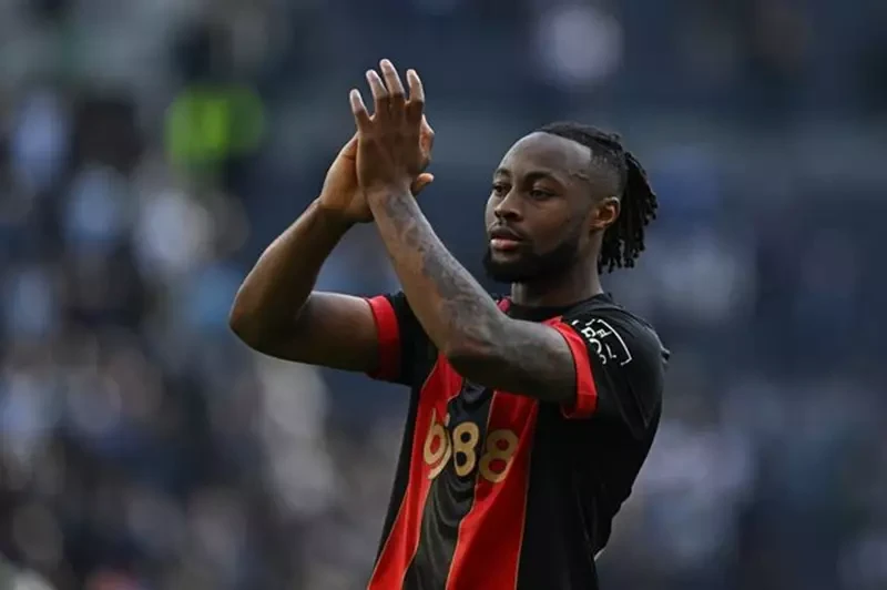 الغاني سيمينيو يُشعل صراع العمالقة في إنجلترا