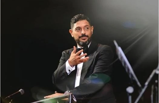 هاني فرحات يتألق كقائد للأوركسترا الملكي البريطاني في حفل صدى الأهرامات