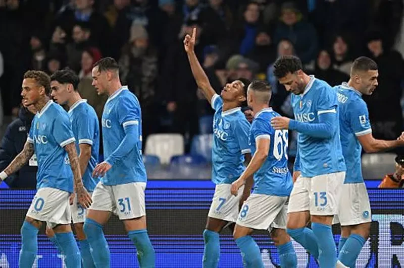 نابولي يعتلي قمة الدوري الإيطالي بثلاثية في أتالانتا