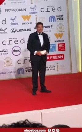 هاني رمزي ي captivates الجماهير في افتتاح مهرجان القاهرة السينمائي على السجادة الحمراء