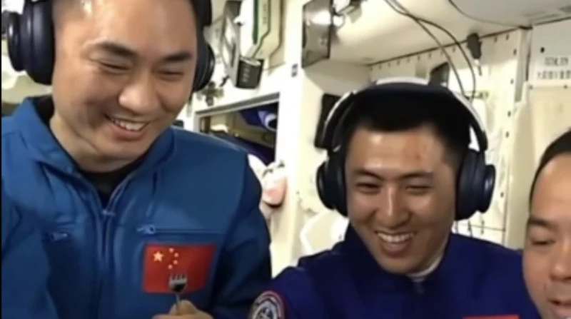 "فراخ ولحمة"، حفلة باربكيو على متن مركبة فضاء صينية (فيديو)