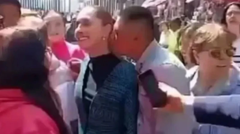 قُبلة خلفية، رئيسة المكسيك تتعرض لموقف محرج خلال جولة ميدانية (فيديو)