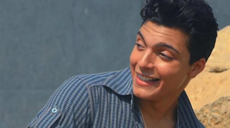 خالد منيب يهدي أول ألبوم غنائي في مشواره لعمه الراحل