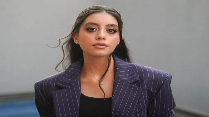 ياسمينا العبد تصدم الجمهور ببكائها المتأثر على والدها في ظهور جديد