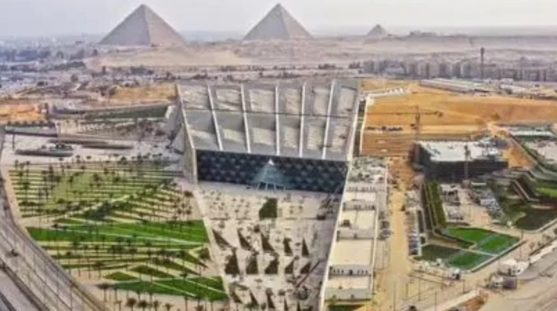 قبل افتتاحه، مهندسة زراعية تكشف جهود تنظيف ورش محيط المتحف الكبير