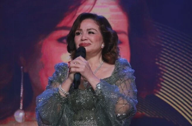 إلهام شاهين تعبر عن سلامها مع الزمن خلال تكريمها في مهرجان شرم الشيخ للمسرح