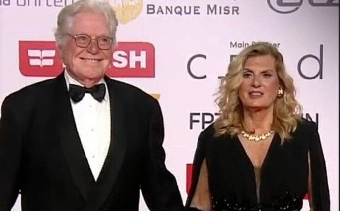 حسين فهمي وزوجته يتألقان بجاذبيتهما في مهرجان القاهرة السينمائي 2023