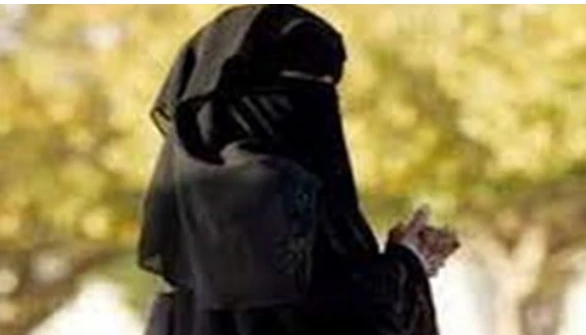 منتقبة دخلت فرع اتصالات بالوراق وماسكه سكين وعورت مدير الفرع وسرقت الفلوس