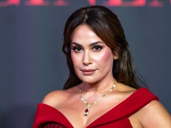 هند صبري تحتفل بعيد ميلادها بطريقة مميزة في أجواء روحانية أمام الكعبة