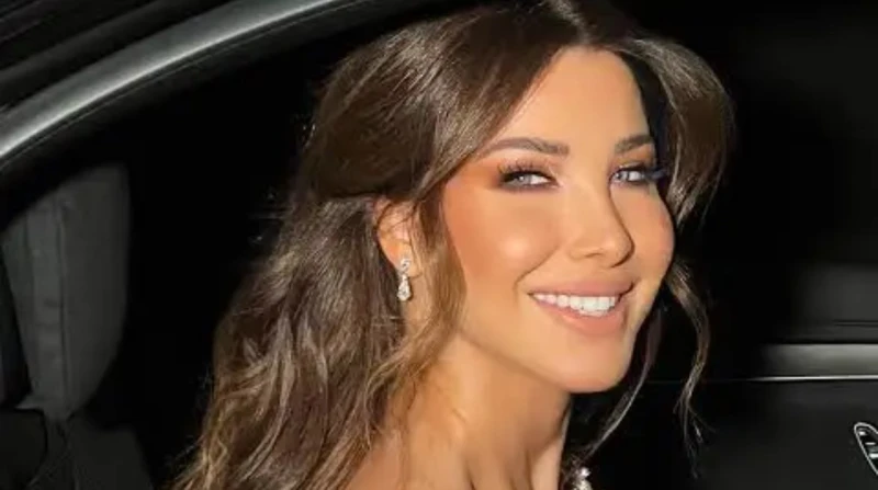 وقت الغروب، نانسي عجرم تروج لحفلة جاكرتا بزجاجة مياه و3 قباب ذهبية