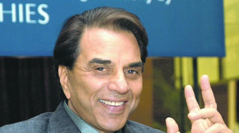 وفاة أسطورة السينما الهندية دارامندرا عن 89 عامًا