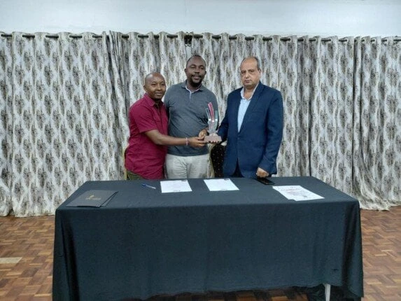 هيثم الهواري يتلقى تكريمًا مميزًا في مهرجان كينيا الدولي للمسرح