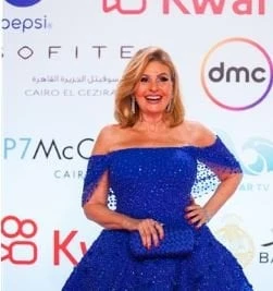 يسرا تتألق في مهرجان القاهرة السينمائي 46 وتصف تجربة فيلمها مع عبد العزيز