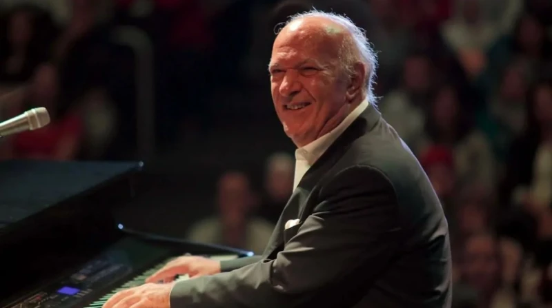 كتب رسالة للسيسي، عمر خيرت يغادر المستشفى بعد تحسن حالته الصحية