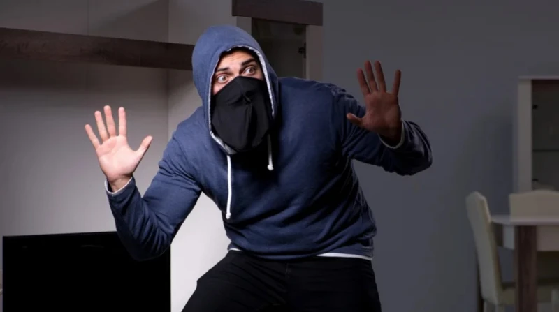 سلم نفسه للنوم، روسية تتفاجأ بسارق نائم في شقتها