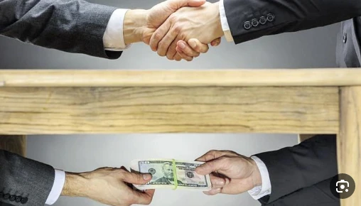 منع 3 مسؤولين بوزارة المالية وصاحب مكتب محاسبة من السفر: قضية رشوة