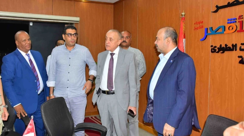 لمتابعة سير الانتخابات البرلمانية، محافظ الأقصر يتفقد غرفة عمليات الشبكة الوطنية