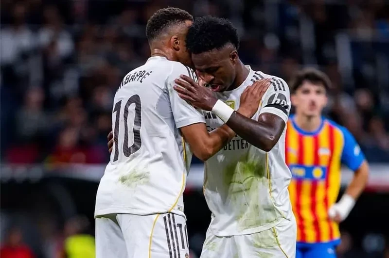 فينيسيوس بين الملكي والإنجليزي.. معركة الصيف بدأت