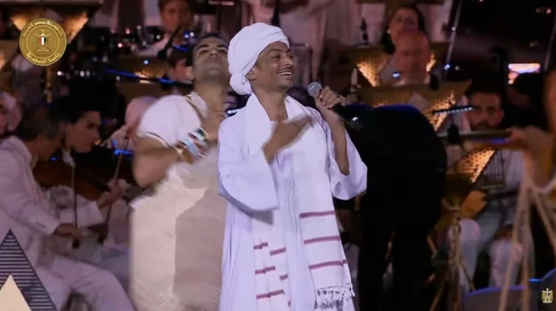 المطرب النوبي أحمد إسماعيل يبهر الحضور في افتتاح المتحف المصري الكبير