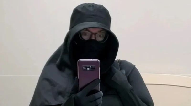 تحترق عند تعرضها للشمس، فتاة تختبئ بالنهار وتنطلق في الليل