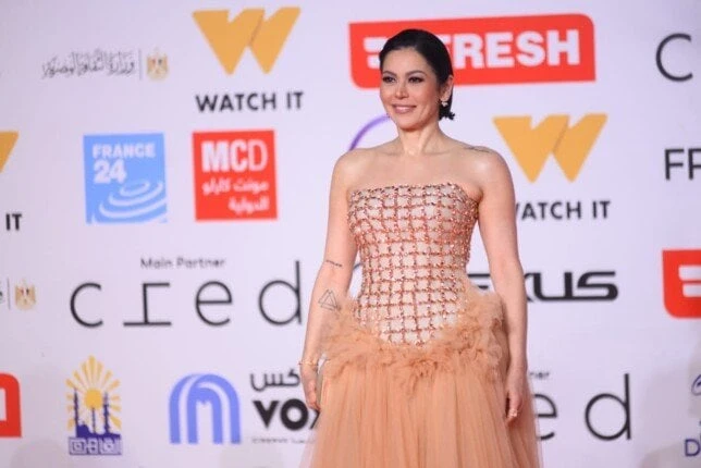 لقاء الخميسي تأسر الأنظار بإطلالتها المبهرة في ختام مهرجان السينما المصرية