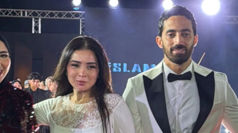 بفستان أنيق ومحتشم، مي عز الدين تخطف الأنظار بإطلالتها مع وزوجها