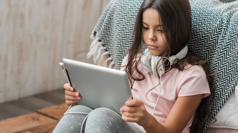 مع انتشار التطبيقات، 4 نصائح لحماية أطفالك من أخطار الإنترنت