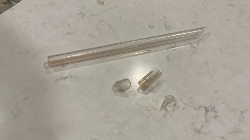 "شفاطة" زجاجية كادت تودي بحياة فتاة، شظية في المريء