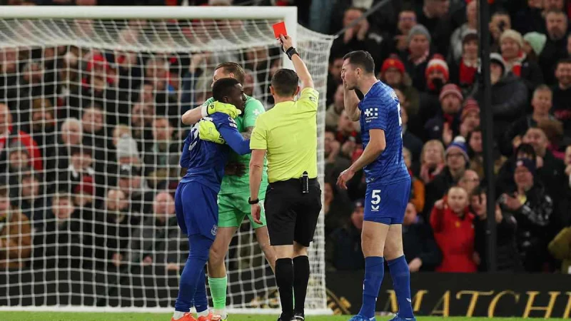 غاي vs كين.. شوف الطرد الأكثر غرابة في تاريخ البريميرليغ